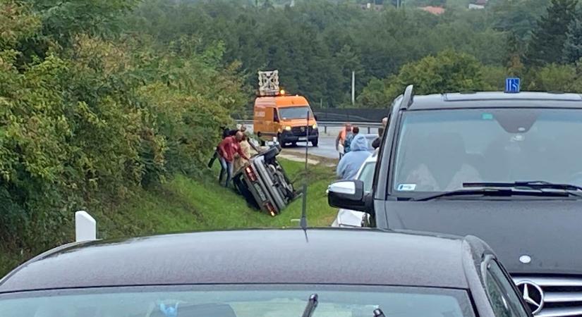 Még egy baleset történt Zalában: megcsúszott a nedves burkolaton, és az árokba dőlt egy autó a 76-os úton