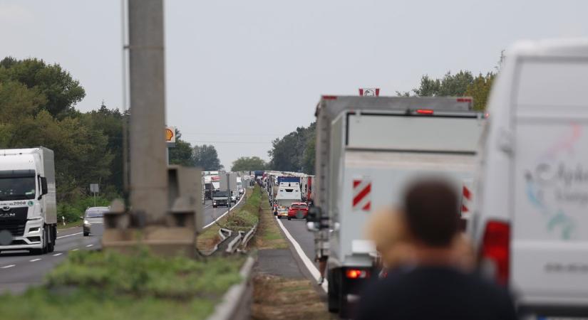 Tömegével sétálnak az M1-es tragédia miatt a sztrádán - helyszíni fotók