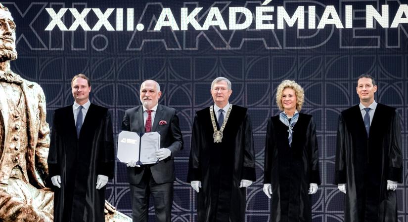 Megható pillanatok az Akadémiai Napon: könnyezve hallgatták az ünnepi beszédet