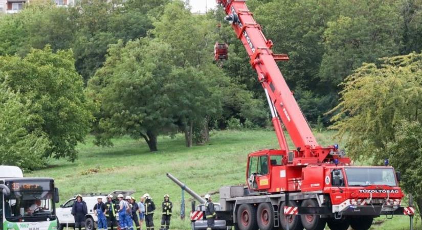 Így emelték le a kidöntött villanyoszlopot az autóról az Avason - eddig nem látott képekkel