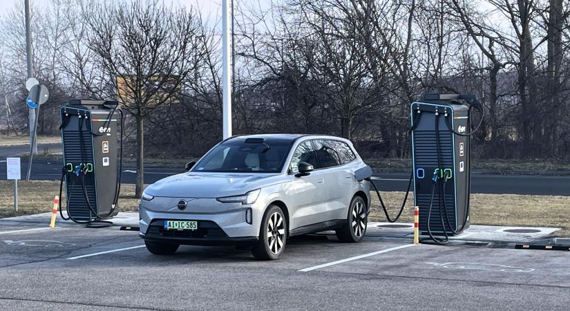 Gyorsabb töltés és okosabb számítógép is jön a Volvo villanyautójához