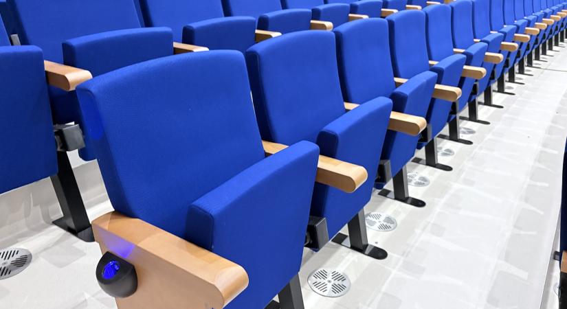 Megújult a színházterem: új székekkel és korszerű nézőtérrel várják a közönséget