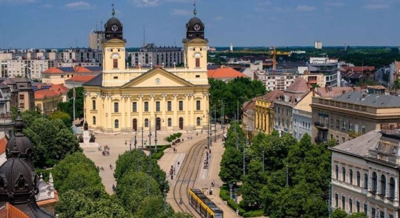 Tíz éve nyitott meg Debrecen belvárosának különleges kávézója – fotókkal, videóval