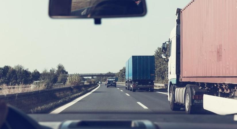 Most jött: kamionok karamboloztak, teljes a káosz a főúton