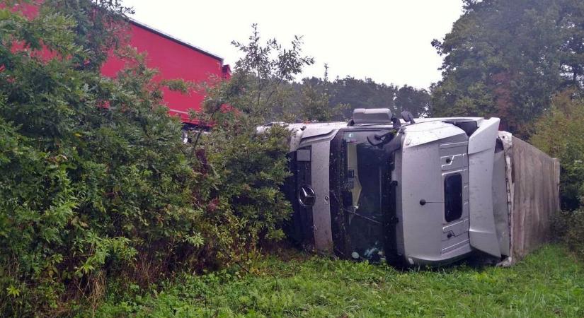 Kamionok karamboloztak a 86-os főúton