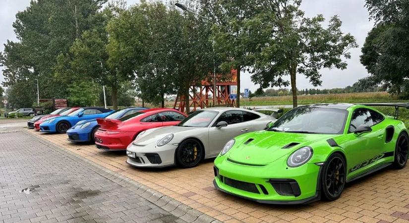 Luxus a köbön: dögös sportautók sorakoztak fel egy zalai étterem parkolójában