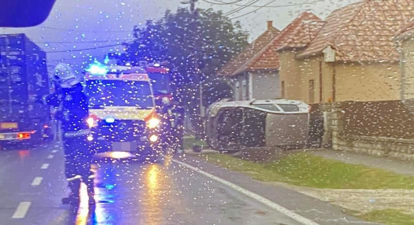Az oldalára borult egy autó a 82-esen Nyúlon - fotókkal