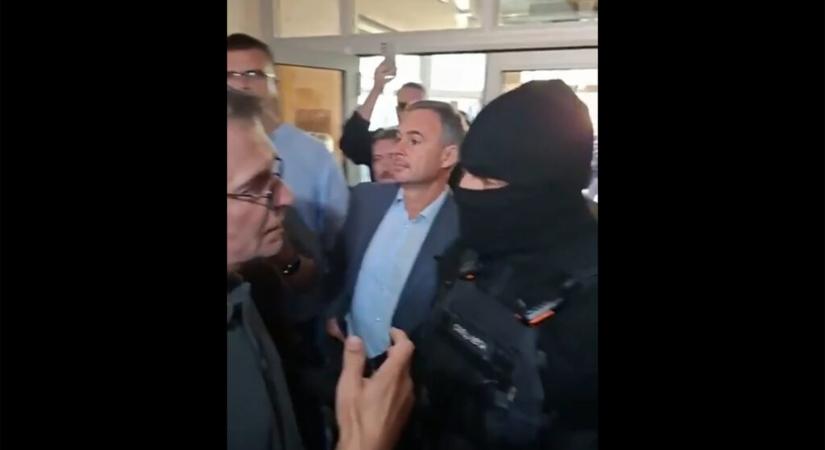 „Ki vagy te, féljek tőled? Vedd le a maszkot!“ (Videó)