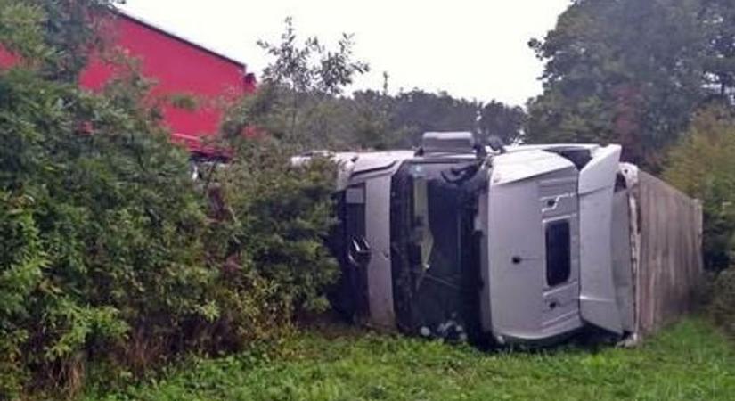 Durva baleset: kamionok karamboloztak a 86-oson