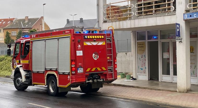 Nem tűz miatt riasztották a lánglovagokat a zalai város áruházához