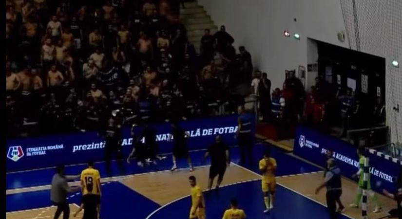 Brutális verekedés a sorsdöntő Eb-selejtezőn, egymást ütötték a román szurkolók - videóval