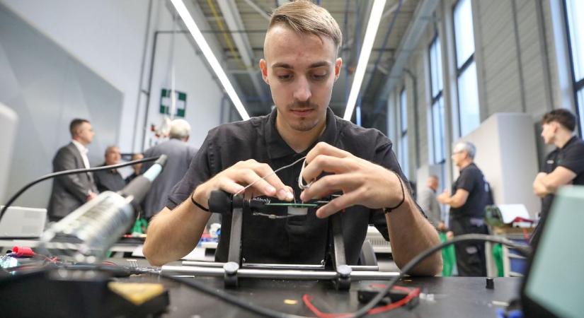 Belestünk a Schaeffler tanműhelyébe: a csúcstechnológia és a szakértelem itt találkozik