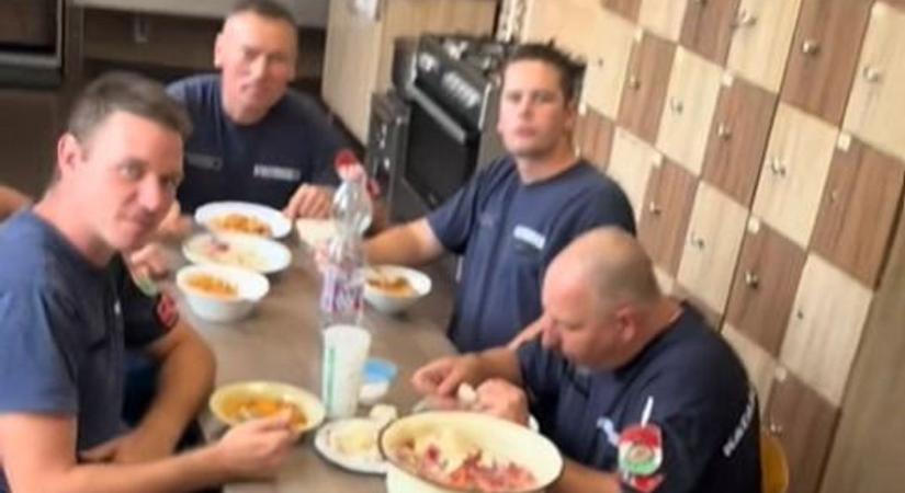 Pacaltól a palóclevesig: Megnéztük hol tart a dunaújvárosi tűzoltók főzős sorozata