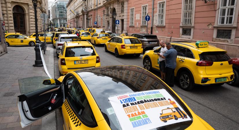 Hiába tüntettek a taxisok, a Fővárosi Közgyűlés megszavazta a kifogásolt módosítást