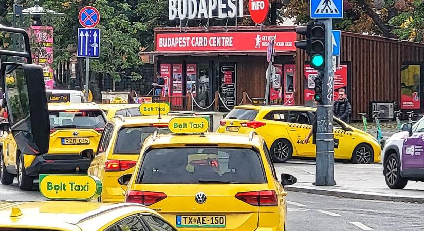 A taxisok egész nap tüntettek, a fővárosi közgyűlésben mégis megszavazták a rájuk vonatkozó rendelet módosítását