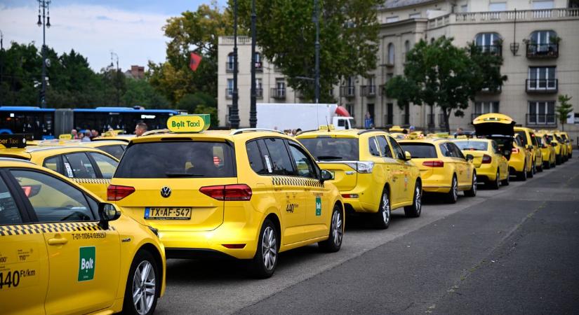 A taxisok blokádja estére sem oszlott fel: ezúttal az Erzsébet híd forgalmát állták el a sárga autók