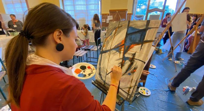 Ecsettel a stigmák ellen: bárki csatlakozhat a 24 órás közös festéshez