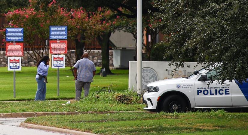 Texasban lövöldözött egy férfi a bevándorlási hivatalnál, fogvatartottak is vannak az áldozatok között