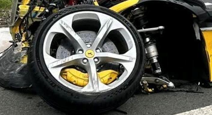 Lenulláztak egy 180 milliós Ferrarit, rommá büntették a katasztrófaturistákat