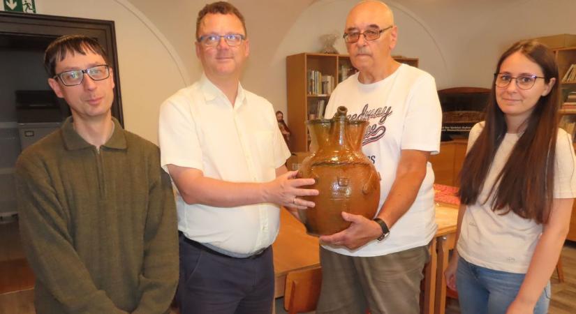 121 éves kincs került elő a csornai padlásról, már a múzeumban őrzik