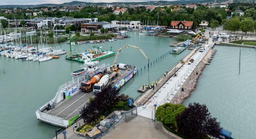 Bevetésen a búvárok, betonozás a Balatonról – Így újult meg a magyar tenger legforgalmasabb kikötője