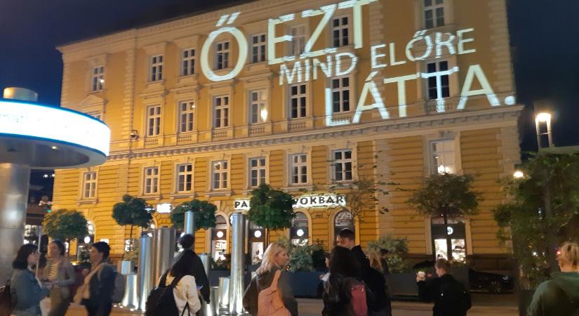 Üzenet a Nyugati téri házfalon: „Ő ezt mind előre látta”