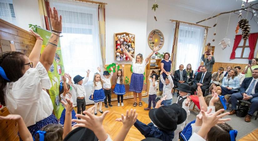 Mesekertből példamutatás, új eszközökkel gazdagodott a zsirai óvoda - képgaléria