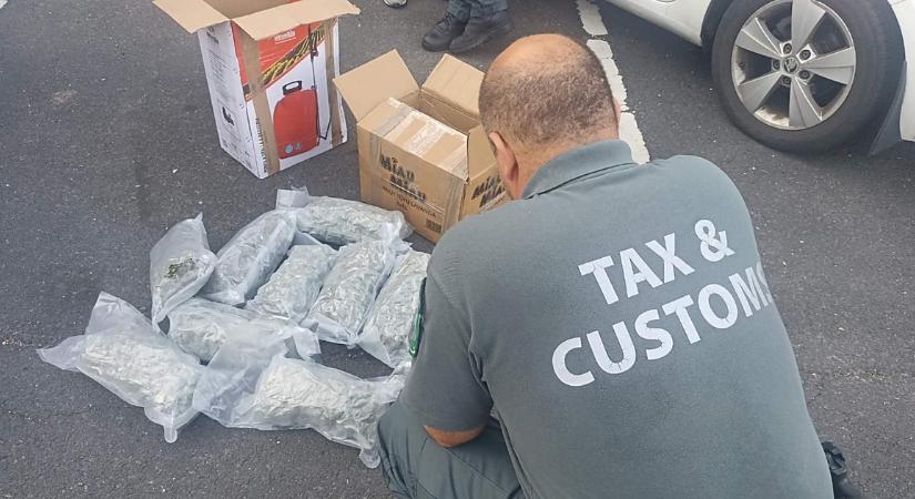 Szúrópróbaszerűen igazoltattak egy román kisbuszt, csaknem 4,5 kiló drogot találtak a NAV-osok
