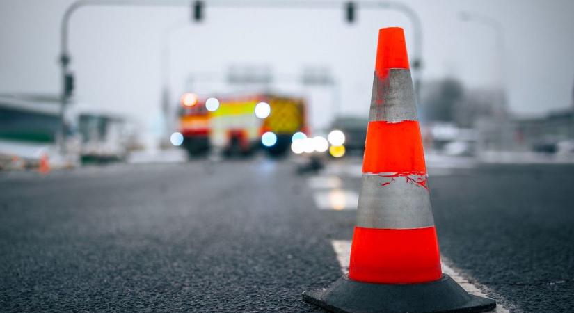 Baleset a 4-esen: beszorult két ember a roncsba Karcag és Kisújszállás között