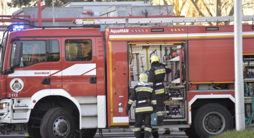 Két vízsugárral oltották el a tűzet a hajdú-bihari tűzoltók