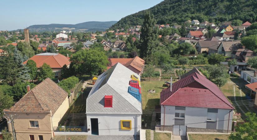 Az elengedés terei  A Templom utcai bölcsőde Tatabányán