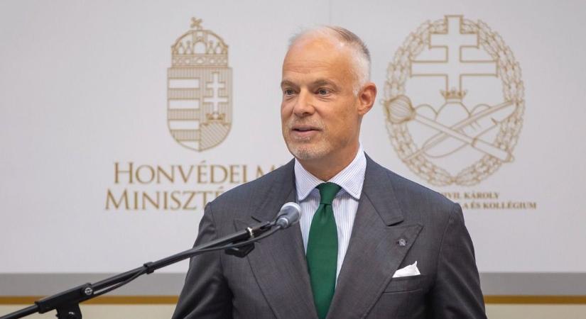 A honvédelmi miniszter komoly veszélyekre figyelmeztet: felélesztették az orosz medvét, eszkaláció is lehet a vége