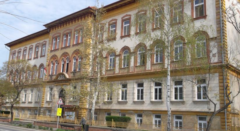 Tavaly leomlott a homlokzati vakolat – Teljesen felújítják a patináns iskolaépületet