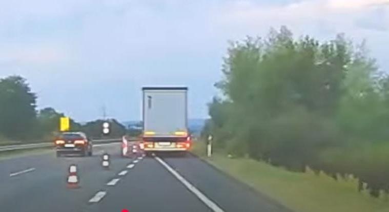 Kemény konfliktus az M3-ason: jó ideig üldözte a kamiont egy autós, majd betörte az ablakát
