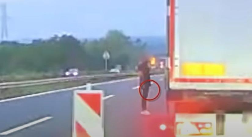 Megállított egy kamiont egy autós az M3-ason, majd beverte az ablakát – videó