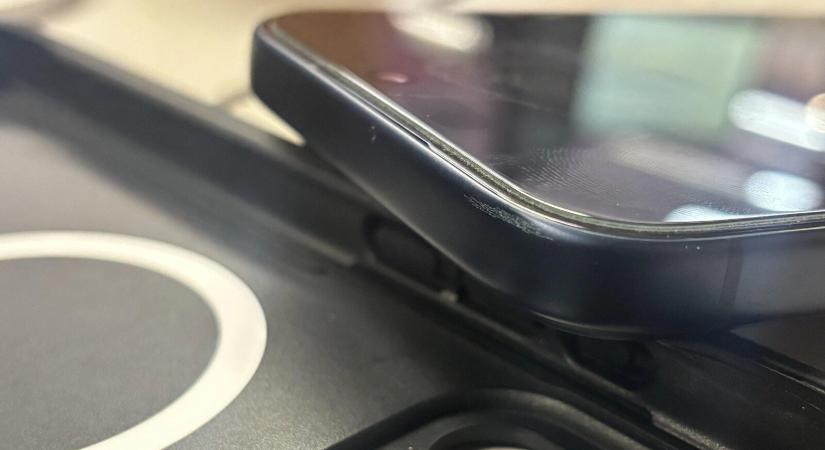 A véltnél is nagyobb a baj az iPhone 17 Próval, a tok sem védi a festést