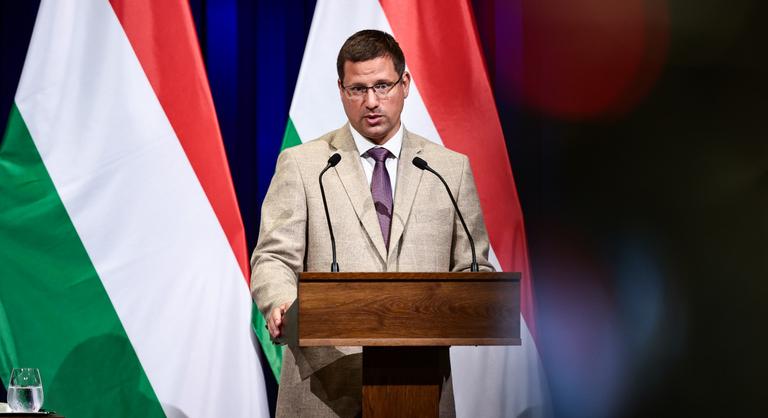 Feszült pillanatok lehetnek a Kormányinfón, Gulyás Gergely válaszol a kérdésekre - Kormányinfó az Indexen