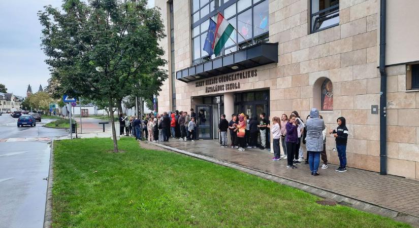Gyors evakuálás Nyíregyházán: percek alatt kellett elhagyniuk az iskolát a diákoknak (fotók)