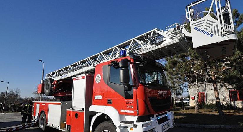 Egy debreceni lakást és a ház folyosóját is elöntötte a víz a Bethlen utcán