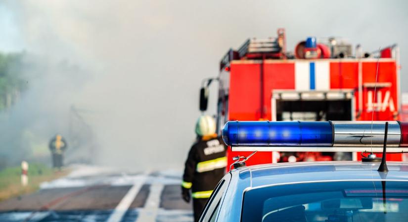 Karambol az 5-ös főúton, az egyik autó kigyulladt
