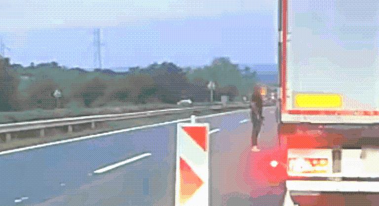 Egy autós megállította a kamiont az autópálya közepén, majd egy vascsővel törte be az ablakát