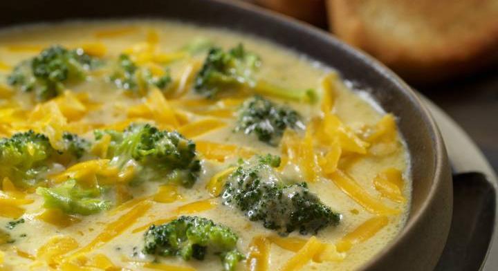 Melengető, cheddar sajtos brokkolileves: krémes és laktató
