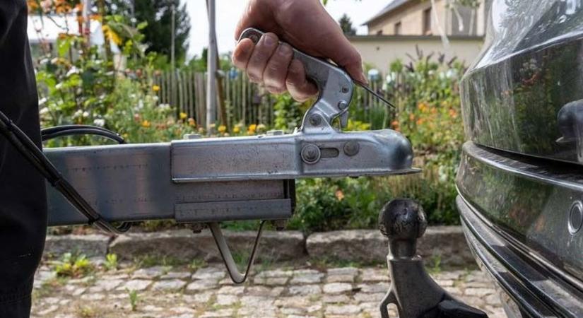 Nem vicc! Komoly oka van annak, hogy teniszlabda kerül a vonóhorogra