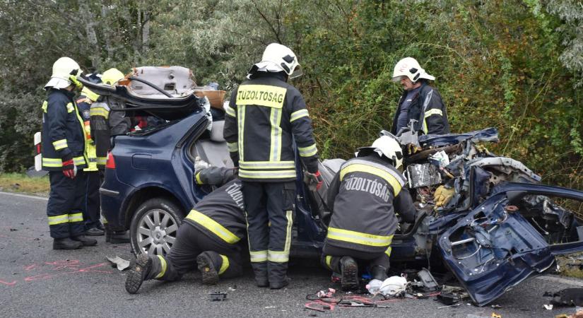 Felismerhetetlenségig összeroncsolódott az autó – sokkoló fotók a halálos karcagi baleset helyszínéről