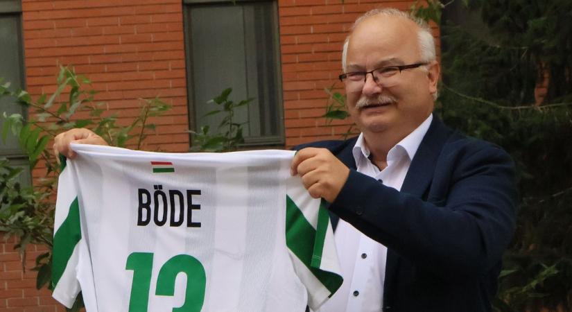 Böde Dániel dedikált meze ékesíti a kárpátaljai képviselő gyűjteményét