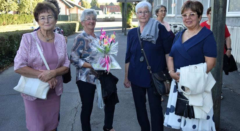 A gyár bezárt, de a szívük nem felejt – újra találkoztak a régi munkatársak (galéria)