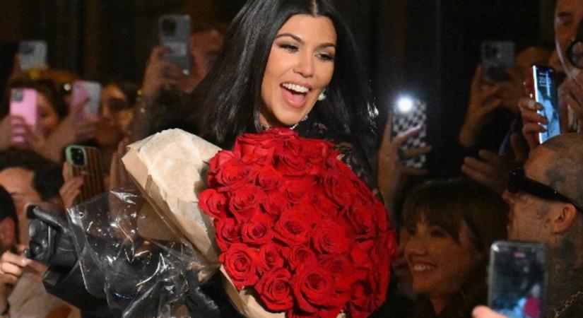 Fekete-fehér ékszeres színekkel – Kourtney Kardashian nappalija mindent visz