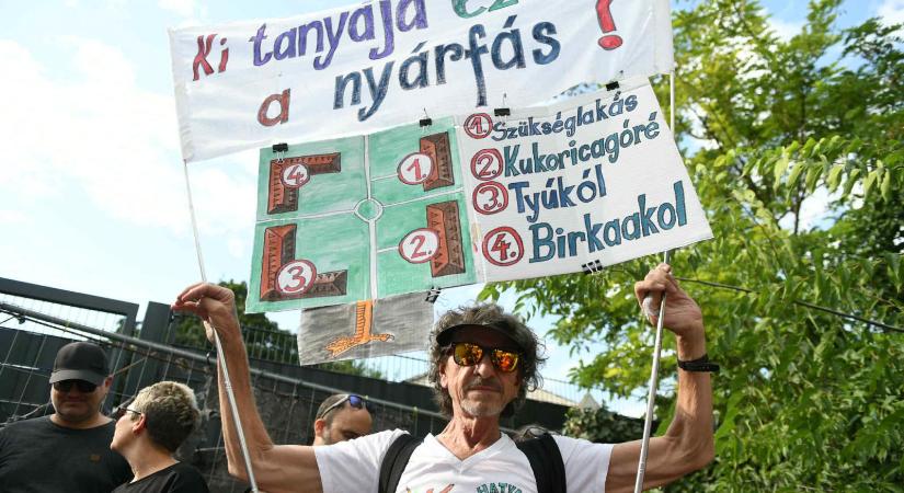 Hadházy Ákos és Puzsér Róbert tart idegenvezetést szombaton a Hatvanpusztára látogatónak