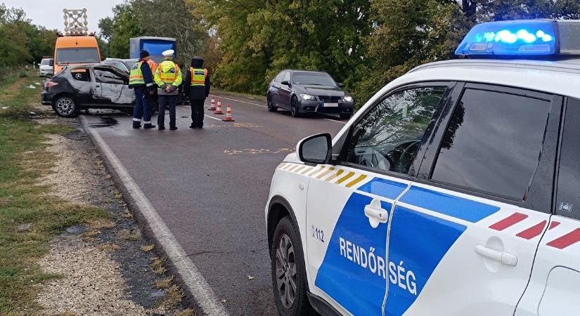 Lángok martalékává vált az 5-ös főúton balesetezett autó, helyszíni felvételeinket mutatjuk
