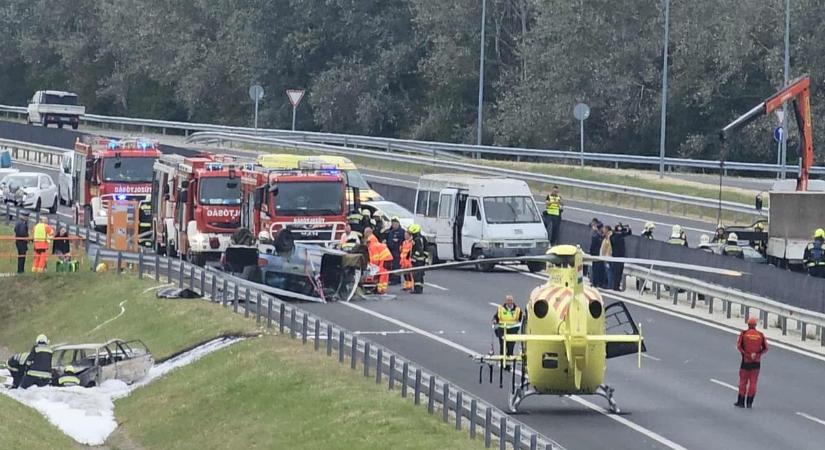 Rendőrök, mentők, tűzoltók lepték el az M6-os autópályát – képgalériával